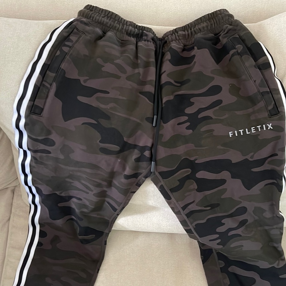 Fitletix camo joggers medium with zipper pockets